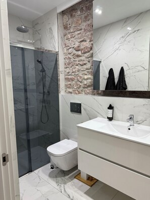 Chuveiro, secador de cabelo, toalhas de banho, sabonete