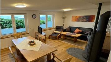 Smart-TV, Kamin, Tischtennisplatte
