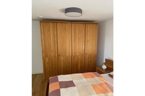 Tabla de planchar con plancha, wifi gratis, ropa de cama