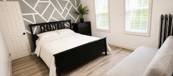 3bdrm Apt next to Airport/Downtown 7 min drive