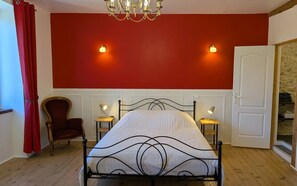 1 bedroom, desk, travel crib, free WiFi - Large elegant and comfortable guest room (Montaillou)