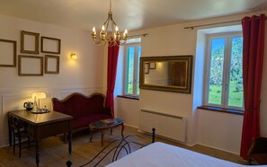 1 bedroom, desk, travel cot, free WiFi - Large elegant and comfortable guest room (Montaillou)