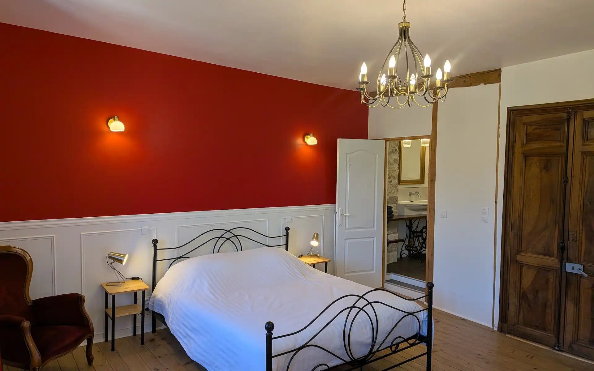 1 bedroom, desk, travel cot, free WiFi. Large elegant and comfortable guest room