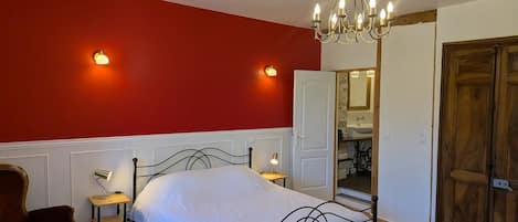 1 bedroom, desk, travel cot, free WiFi
