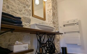 Shower, hair dryer, towels, soap - Large elegant and comfortable guest room (Montaillou)