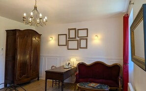 Interior - Large elegant and comfortable guest room (Montaillou)