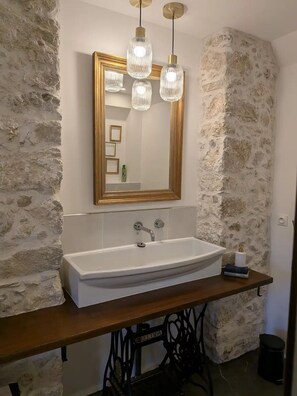 Shower, hair dryer, towels, soap - Large elegant and comfortable guest room (Montaillou)