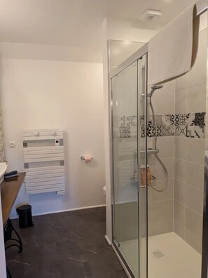 Shower, hair dryer, towels, soap - Large elegant and comfortable guest room (Montaillou)