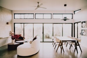 Una Smart TV, una chimenea