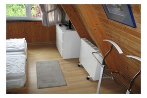 2 室のベッドルーム、デスク、アイロン / アイロン台、旅行用ベビーベッド