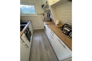 Réfrigérateur, four à micro-ondes, surface de cuisson, lave-vaisselle