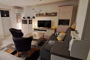 Smart-TV, bøker og stereoanlegg