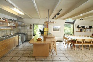 Wasserkocher mit Kaffee-/Teezubehör, Kühlschrank, Mikrowelle, Ofen
