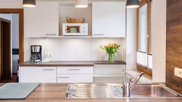 Wasserkocher mit Kaffee-/Teezubehör, Kühlschrank, Herdplatte