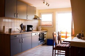 Coffee/tea maker, fridge, microwave, oven - Holiday apartment with 2 bedrooms (Fehmarn-Bannesdorf)