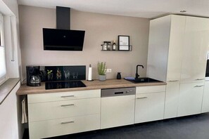 Fridge, microwave, oven, stovetop - Holiday apartment in Weeze with swimming pool (Weeze)