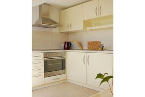 Wasserkocher mit Kaffee-/Teezubehör, Kühlschrank, Mikrowelle, Ofen