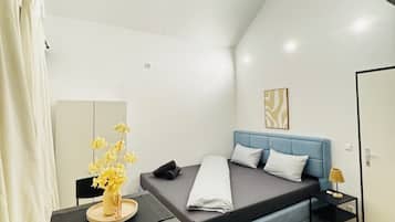 Basic Apartment | Iron/ironing board