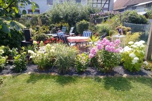 Outdoor dining - Holiday apartment with 1 bedroom (Ulrichstein  -  Feldkrücken)