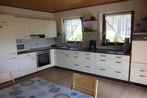 Wasserkocher mit Kaffee-/Teezubehör, Kühlschrank, Ofen, Herdplatte