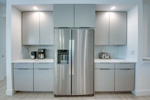 Cafetera y tetera, refrigerador, microondas y horno 