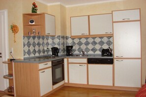 Coffee/tea maker, fridge, microwave, oven - Holiday apartment with 1 bedroom (Helmbrechts-Ort)