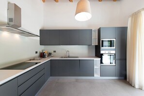 Fridge, oven, stovetop, dishwasher - Apartment 'Orchidea' with Lake View, Wi-Fi and Air Conditioning (Villavetro)
