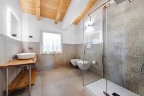 Shower, towels - Apartment 'Orchidea' with Lake View, Wi-Fi and Air Conditioning (Villavetro)