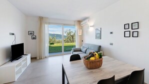 Living area - Apartment 'Primula' with Lake View, Wi-Fi and Air Conditioning (Villavetro)