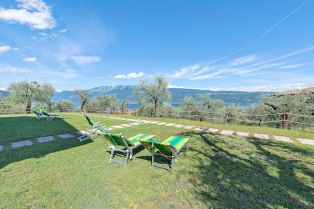 Property grounds. Apartment 'Primula' with Lake View, Wi-Fi and Air Conditioning