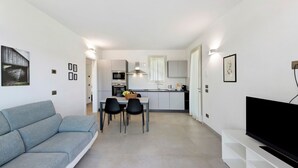 Living area - Apartment 'Primula' with Lake View, Wi-Fi and Air Conditioning (Villavetro)