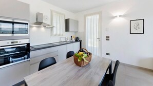 Private kitchen - Apartment 'Primula' with Lake View, Wi-Fi and Air Conditioning (Villavetro)
