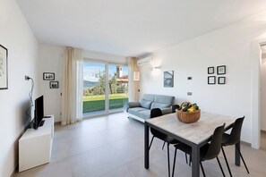 Living area - Apartment 'Primula' with Lake View, Wi-Fi and Air Conditioning (Villavetro)