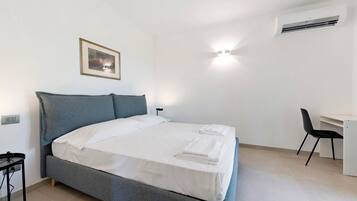 Een strijkplank/strijkijzer, wifi, beddengoed