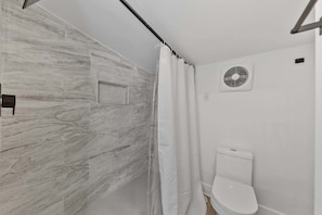 Dusche, Haartrockner, Handtücher, Shampoo