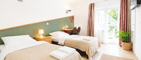 Double Room | Desk, free WiFi, bed sheets