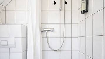 Habitación doble | Baño | Secadora de cabello, toallas, jabón, shampoo