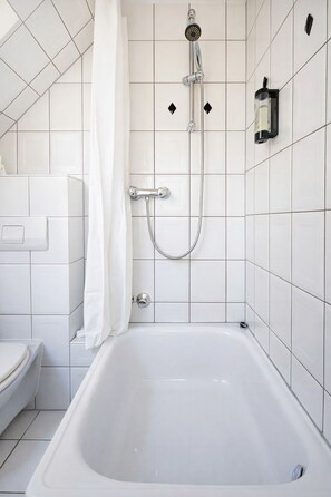 Kamar Double | Kamar mandi | Pengering rambut, handuk, sabun, dan sampo
