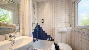 Tweepersoonskamer | Badkamer | Een haardroger, handdoeken, zeep, shampoo
