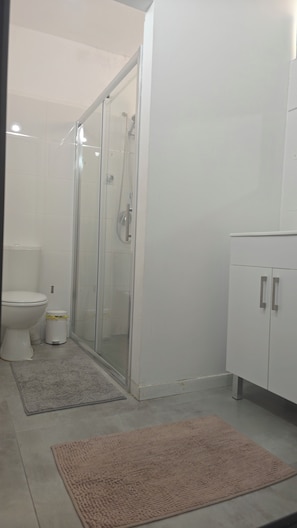 Dusche, Haartrockner, Handtücher, Seife