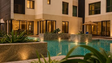 Una piscina al aire libre