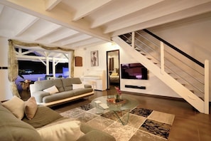 TV, books - Villa Kalinia Luxe | Ocean View, Hot Tub & 11-meter Pool · Aux Trois Ilets (Les Trois-Îlets)