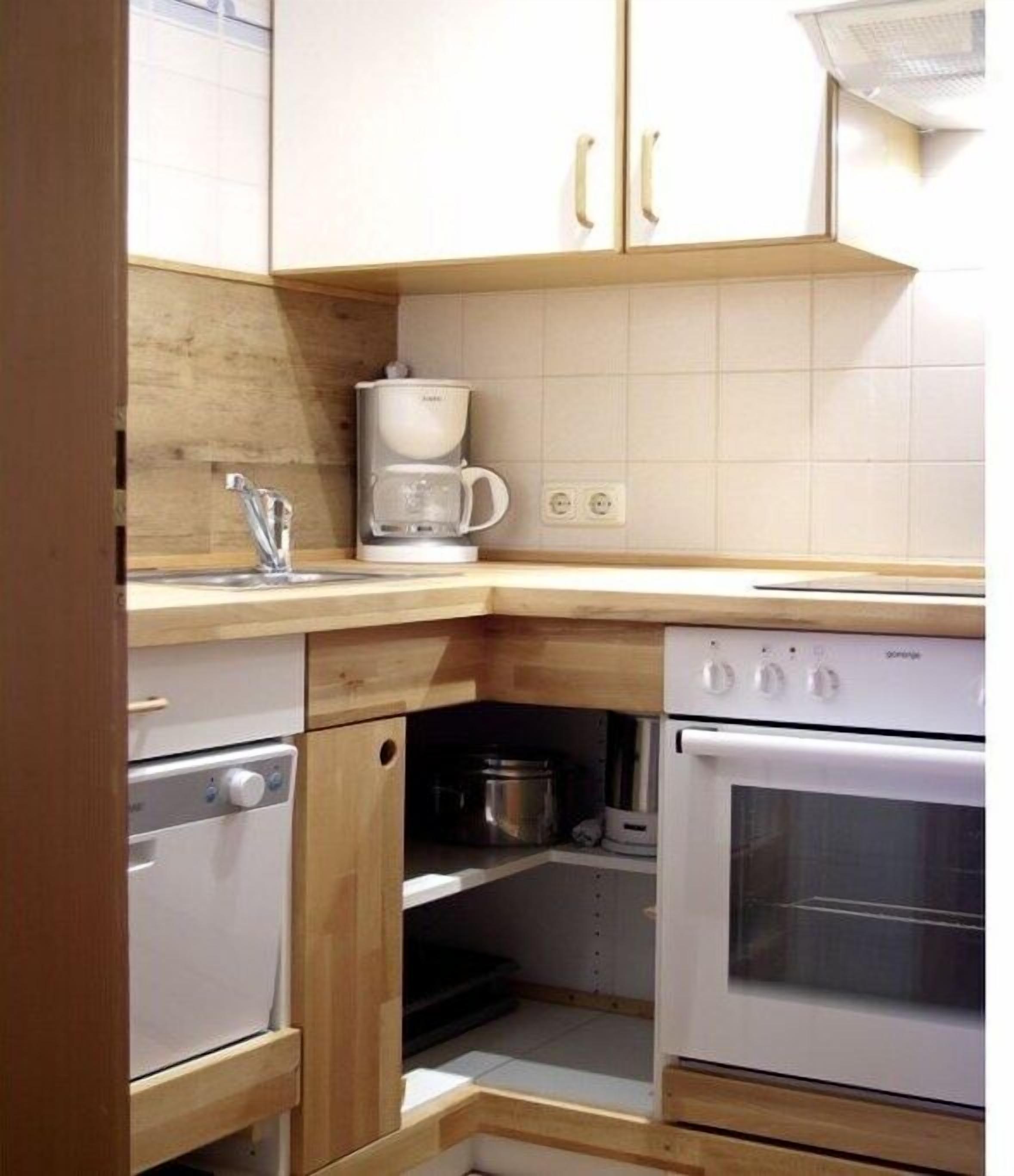 Wasserkocher mit Kaffee-/Teezubehör, Kühlschrank, Ofen, Herdplatte