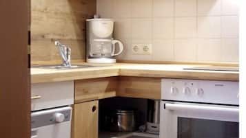 Wasserkocher mit Kaffee-/Teezubehör, Kühlschrank, Ofen, Herdplatte
