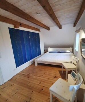 Tabla de planchar con plancha, cuna de viaje, wifi gratis y ropa de cama
