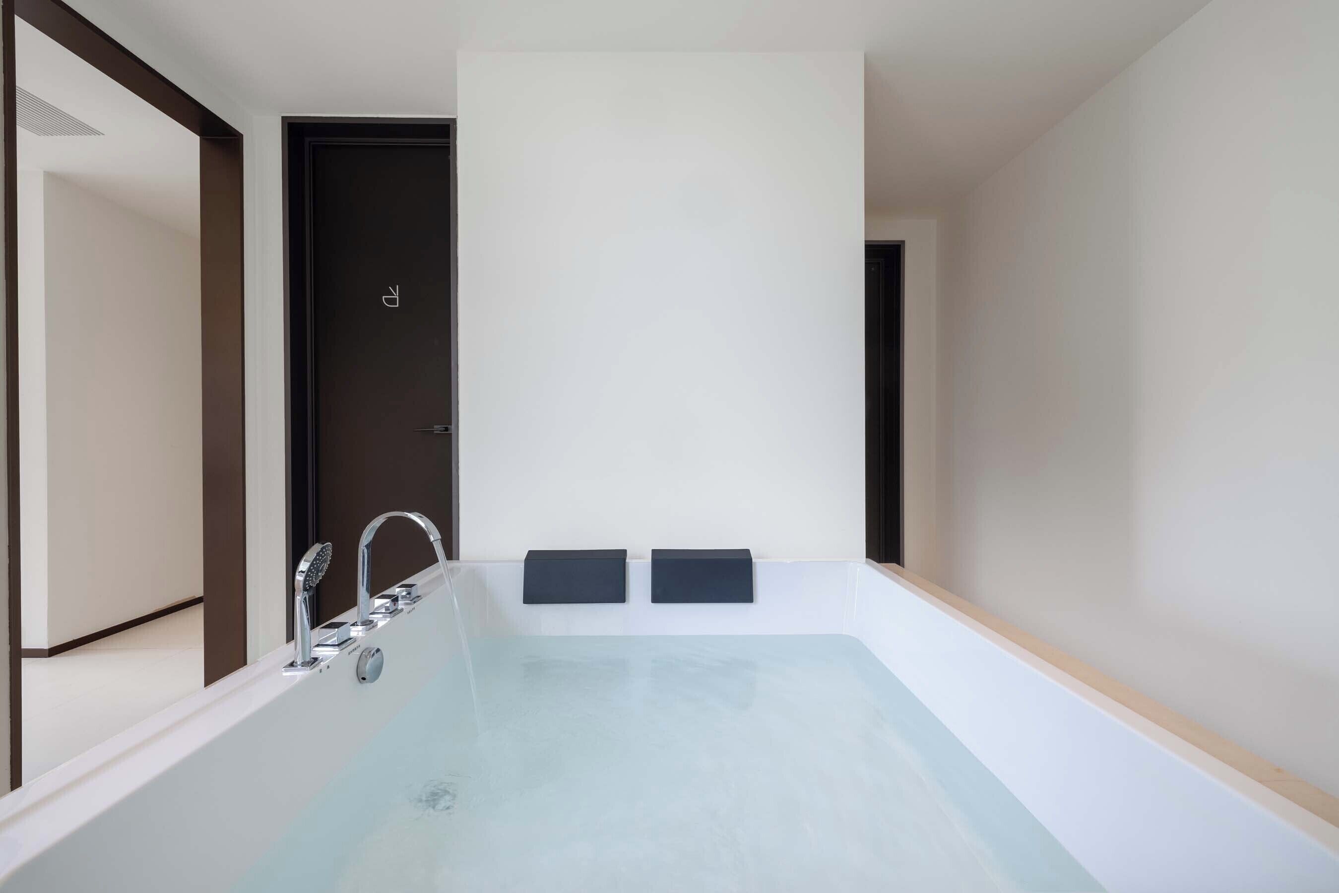 Premier Double Room | Bathroom | Shower, rainfall showerhead, free toiletries, hair dryer