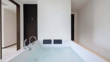 Premier Double Room | Bathroom | Shower, rainfall showerhead, free toiletries, hair dryer