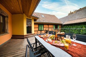Outdoor dining - Domaine de la Tourelle – Vineyard, Alsace (Soultzmatt)