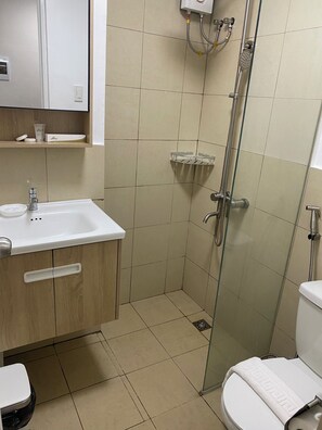 Family Suite, City View | Bathroom | Shower, hair dryer, towels, soap - MyHappyPlace Elements (Pasig)