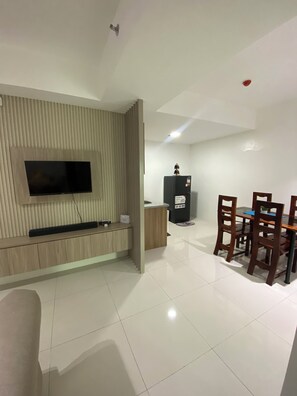 Family Suite, City View | Private kitchen | Fridge, microwave, cookware/dishes/utensils - MyHappyPlace Elements (Pasig)